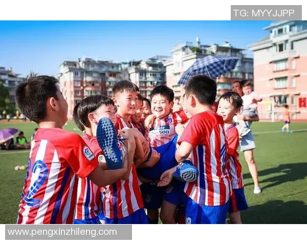 在手机上畅享少女足球精彩瞬间随时随地感受青春活力与激情对决