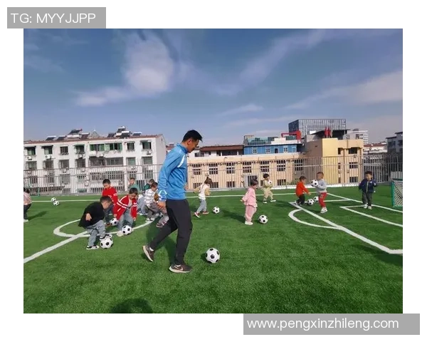 弟弟兴奋地买下心仪的足球准备和小伙伴们一起享受快乐的球场时光