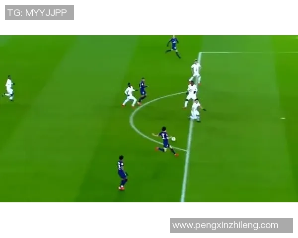 足球场上的激情与技巧如何通过动词展现出精彩瞬间与团队合作精神